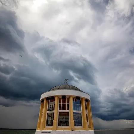 Little Seagull Modern Retreat